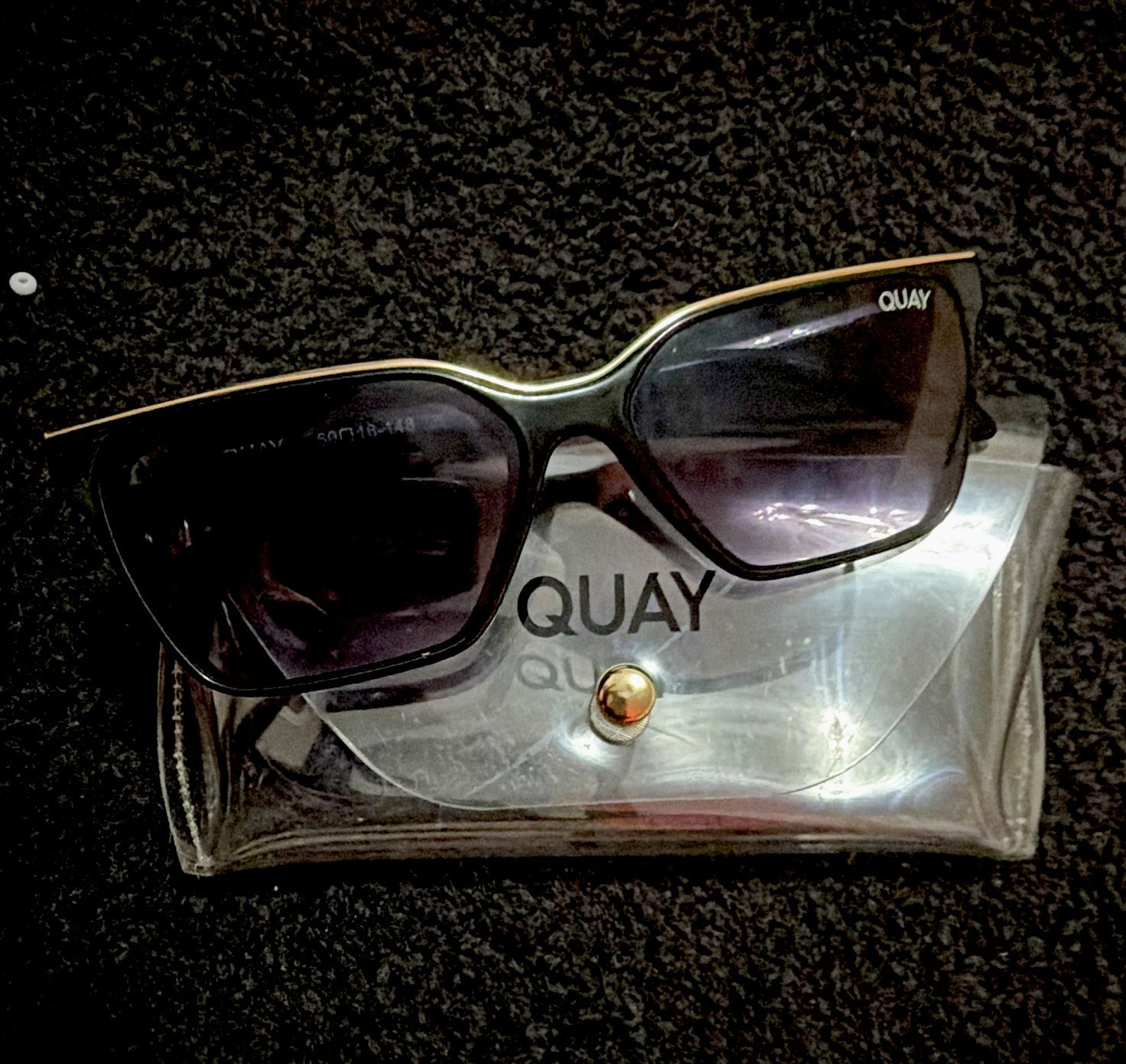 Quay Square Sunglasses Black Plastic Frame Gray Gradient Lenses 60016-141