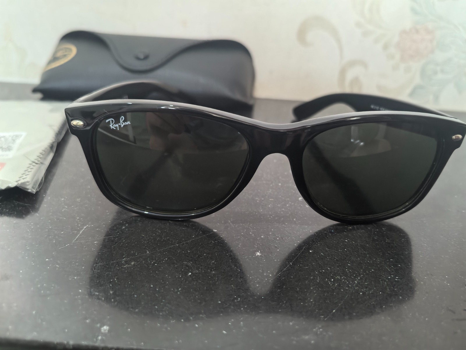 Ray-Ban New Wayfarer Unisex Sunglasses RB2132 Black Frame G-15 Green Lens 55-18