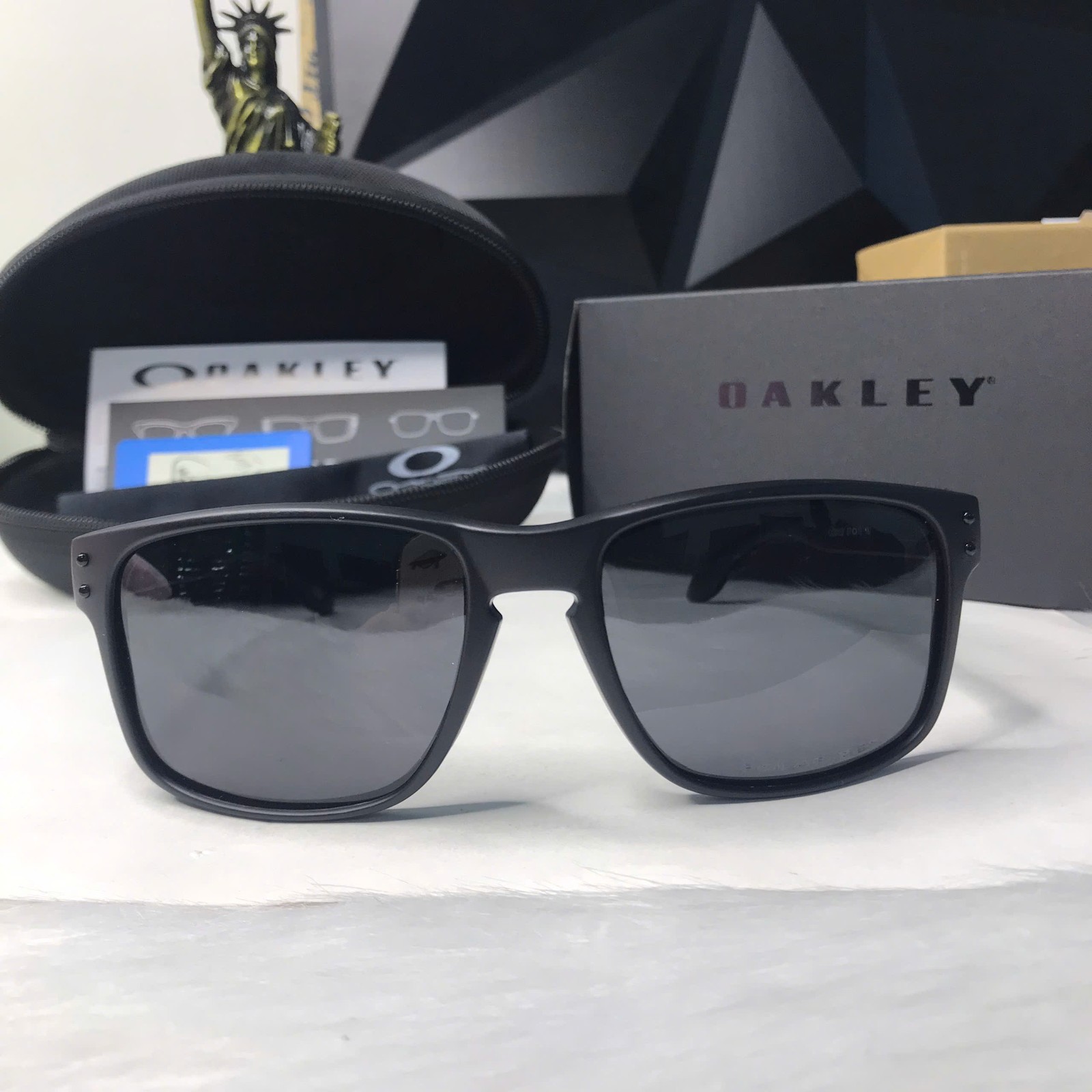 Oakley Holbrook OO9102-03 Matte Black Polarized Sunglasses Black Lens NIB