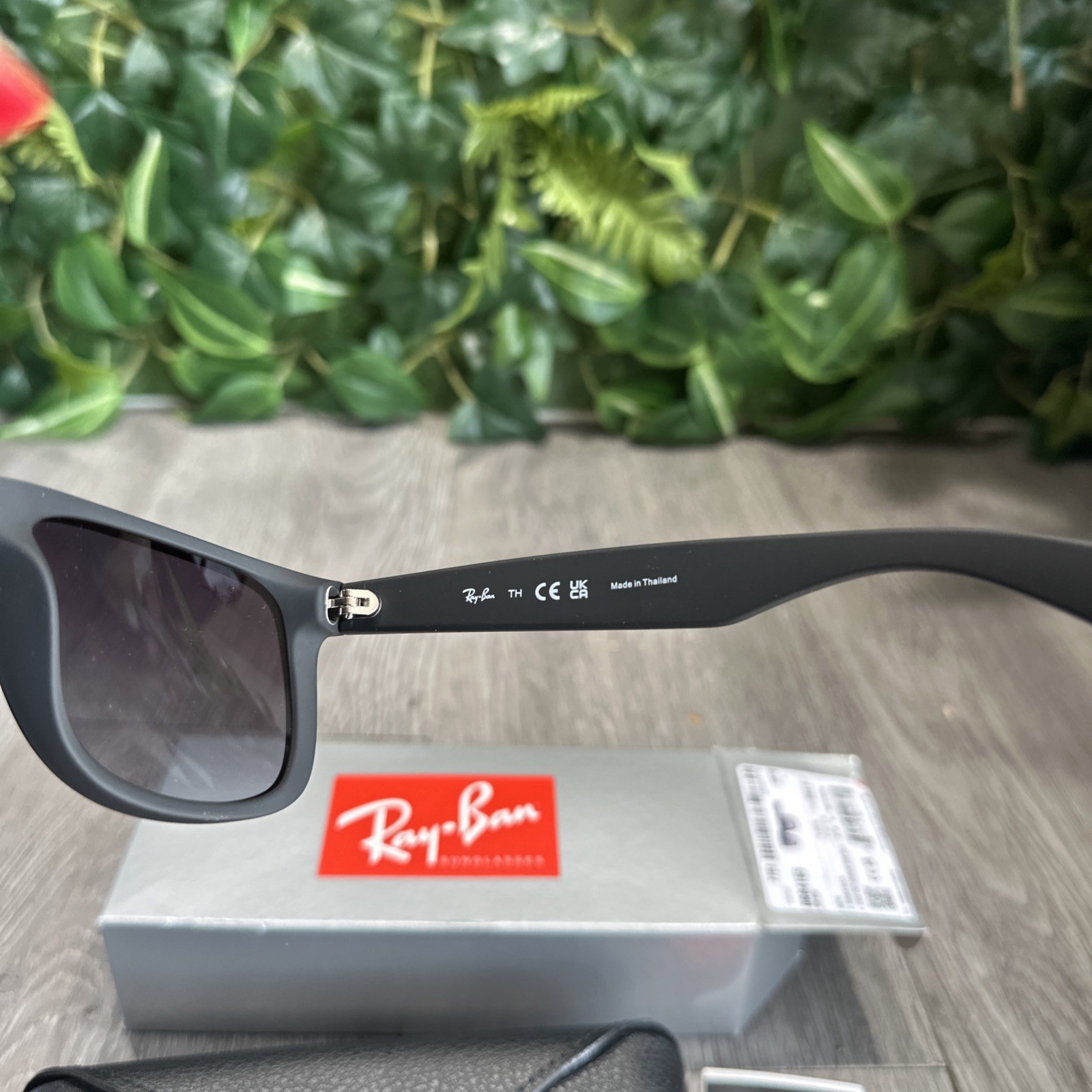 Ray-Ban Justin Matte Black Frame Light Grey Gradient Dark Grey RB4165 601/ 8g 54
