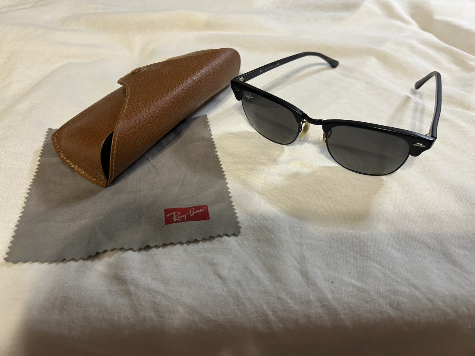 Ray-Ban Clubmaster RB3016 W0365 51-21 Black Frame G-15 Glass Lens