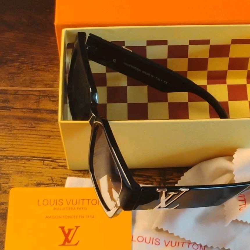 Louis Vuitton Z1739 Square Sunglasses Black Plastic Frame Brown Tinted 146mm
