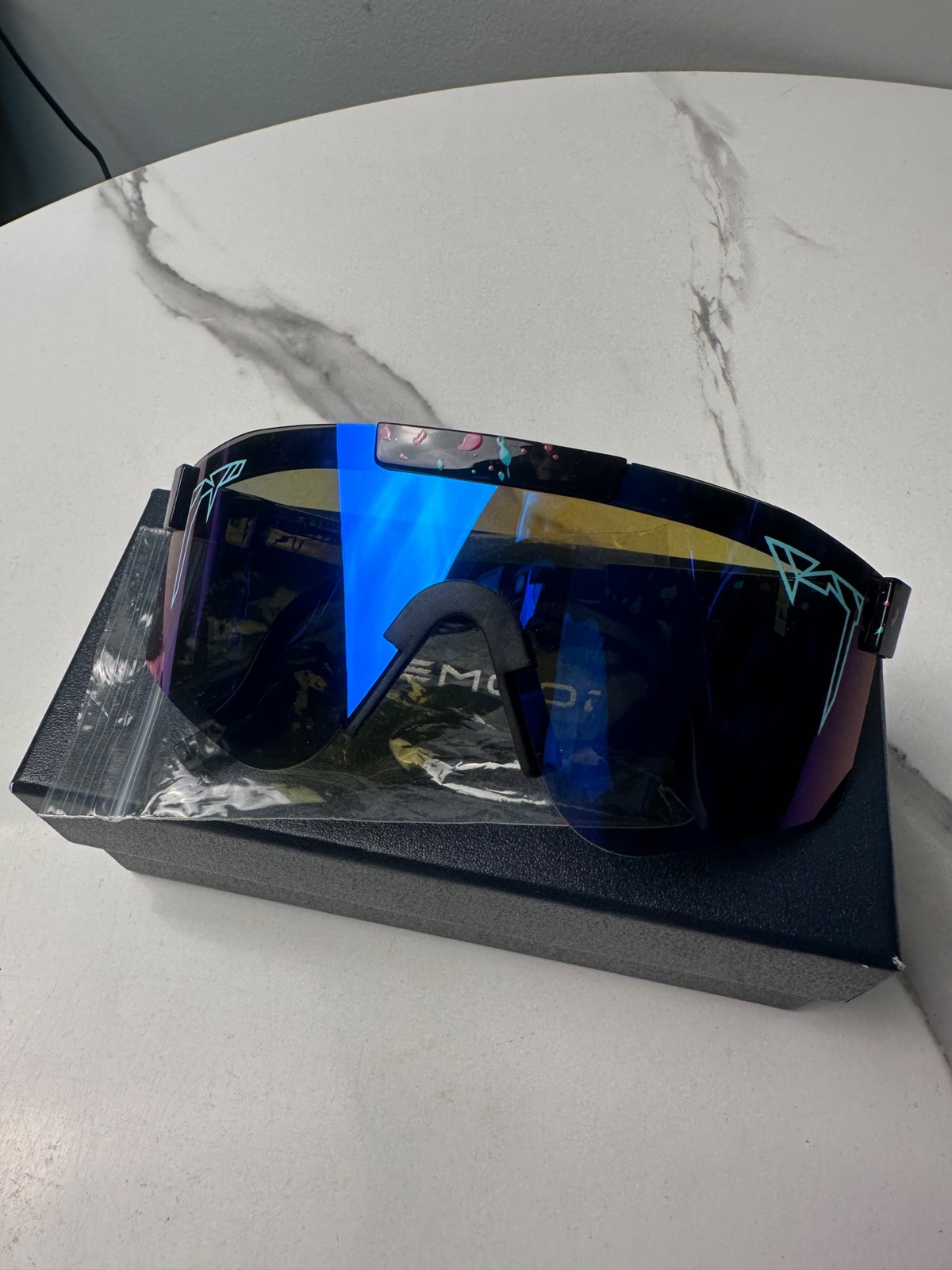 Onemood Oversized Shield Sunglasses Blue Iridescent Lens – Used