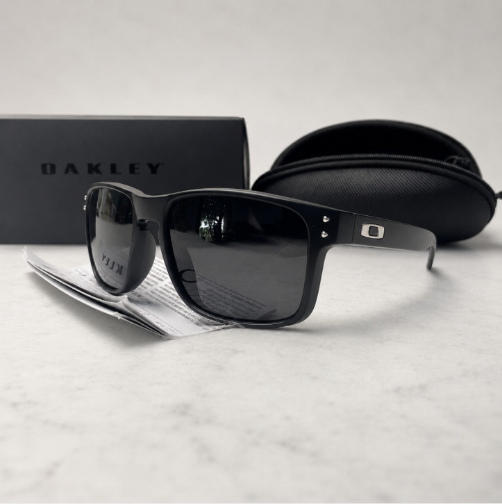 NEW Oakley Holbrook Polarized Sunglasses Black Frame Sliver Logo