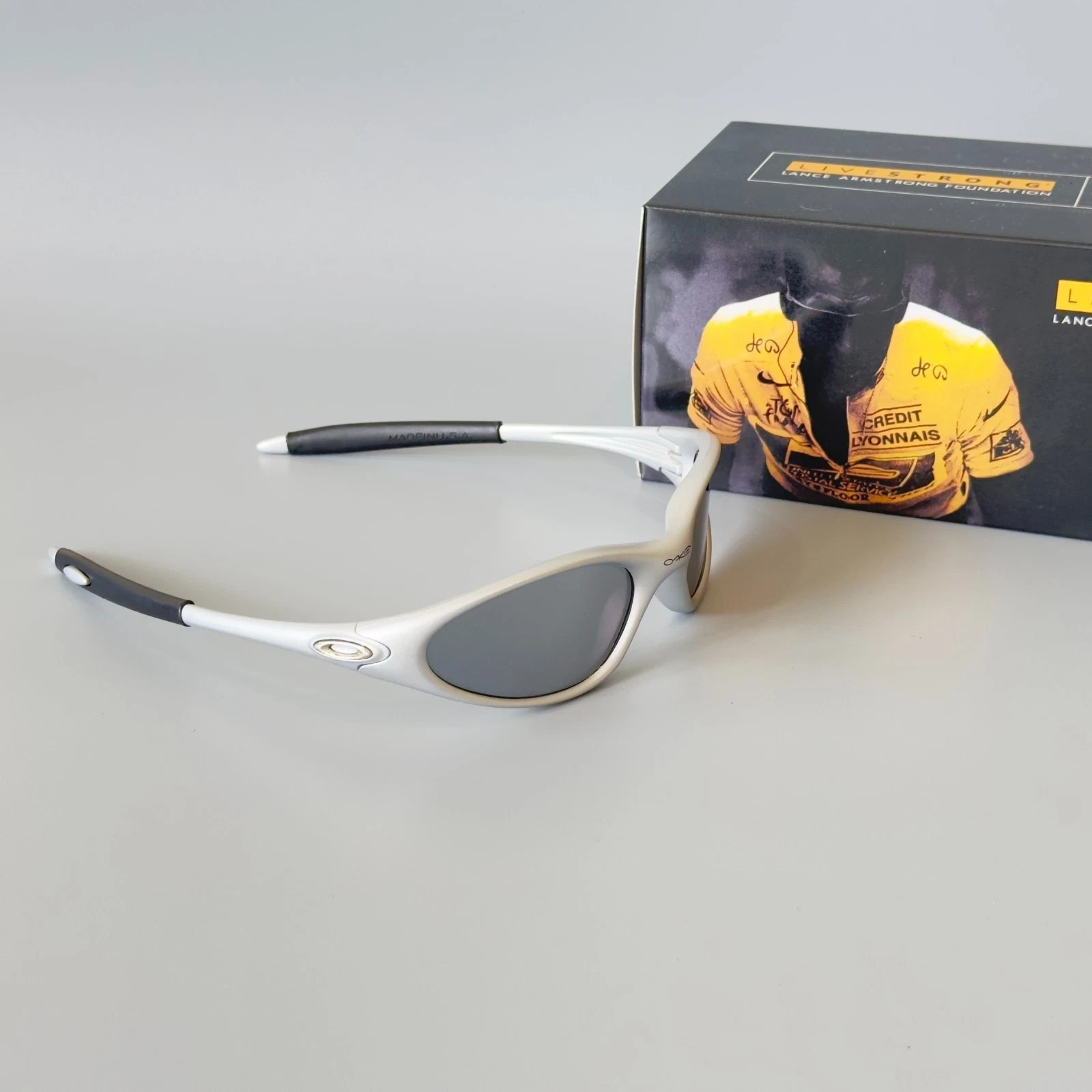 Vintage Oakley Minute Gray Sunglasses Gorpcore Outdoor Y2K hype plate