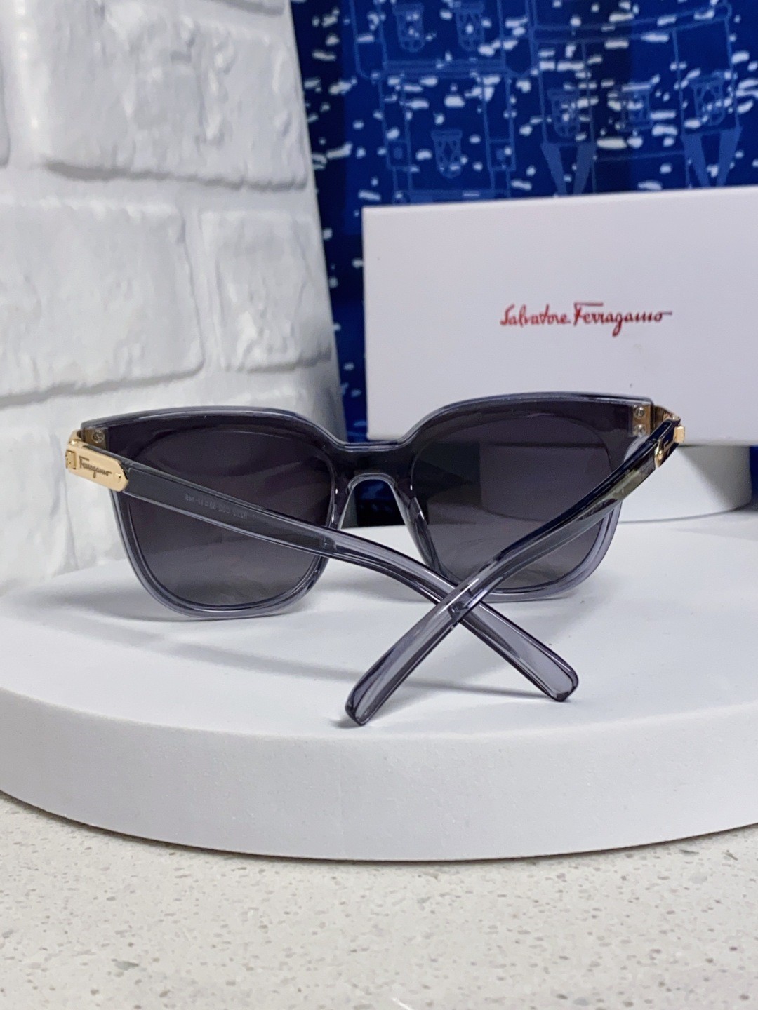 Salvatore Ferragamo Unisex Sunglasses Model: SF1073S Size: 54 □ 17 – 140