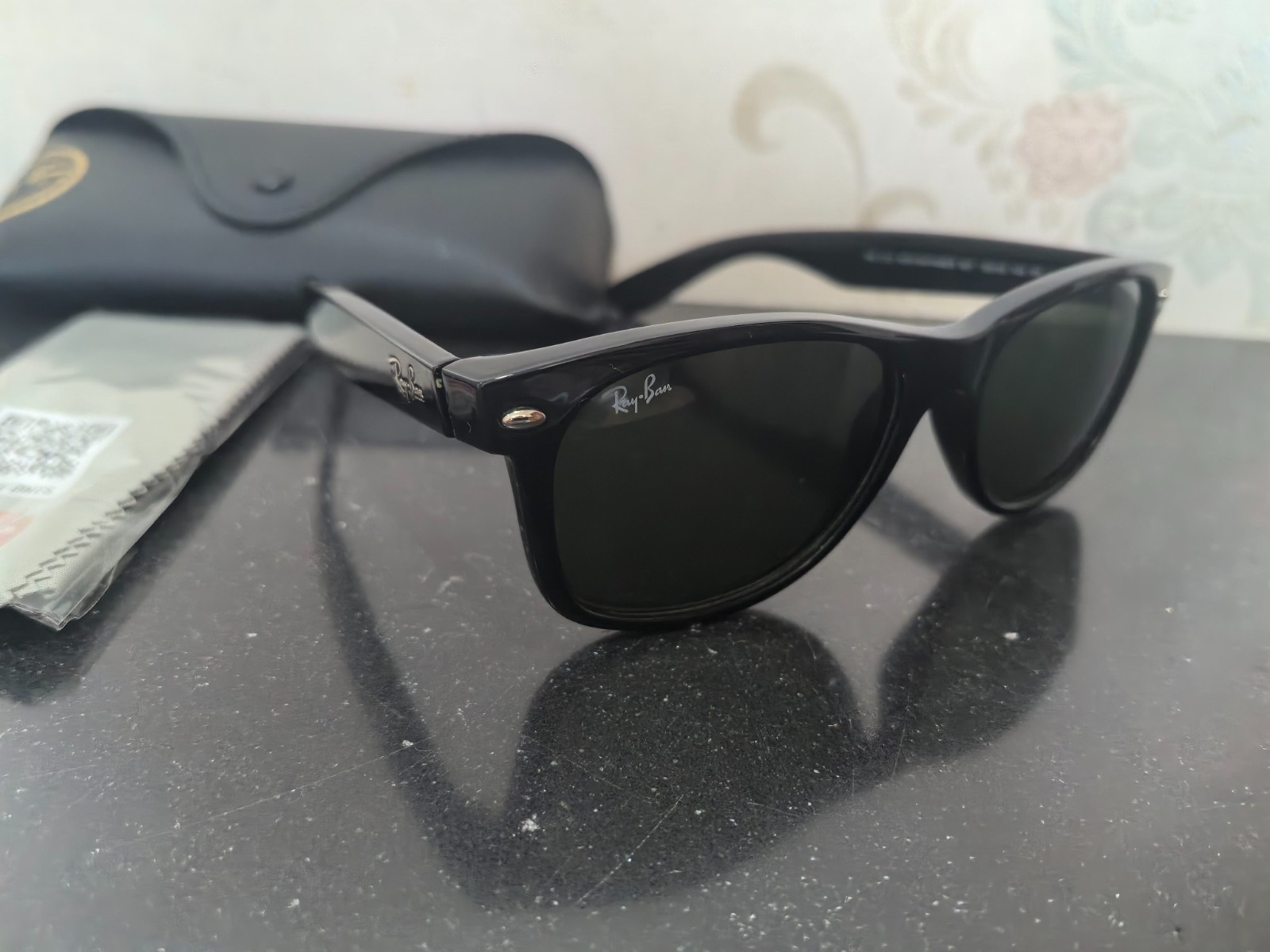 Ray-Ban New Wayfarer Unisex Sunglasses RB2132 Black Frame G-15 Green Lens 55-18