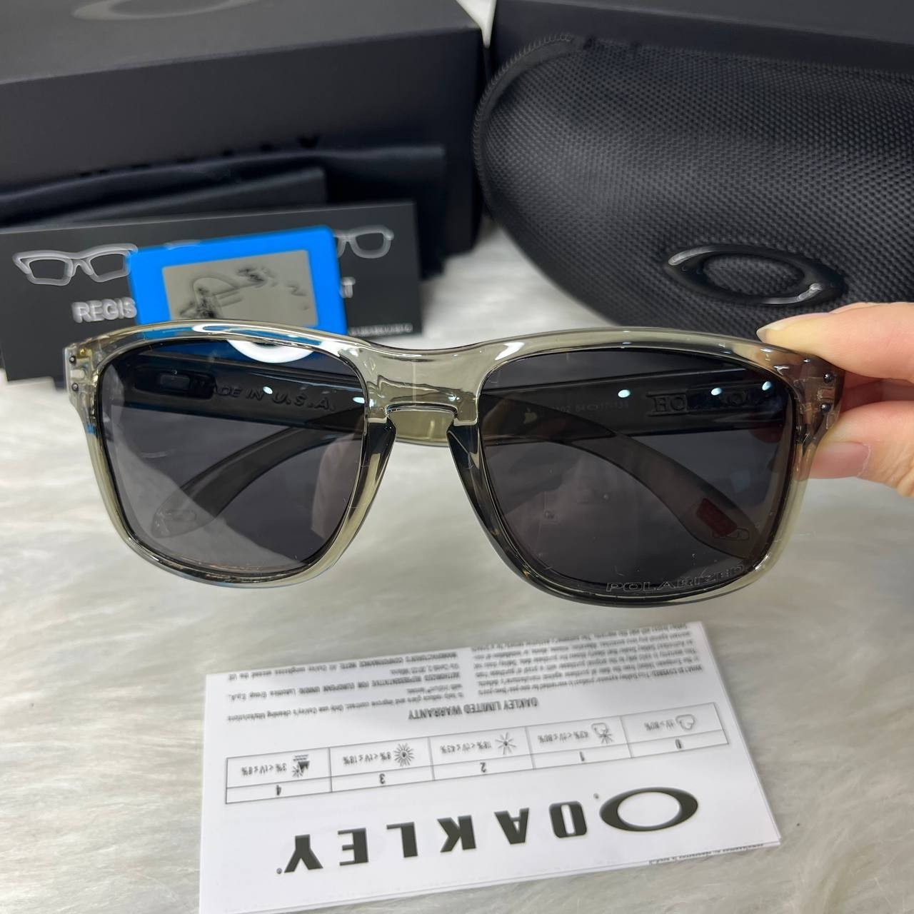 Oakley Holbrook Sunglasses Grey Smoke Frame Polarized Black Lens UV400 New