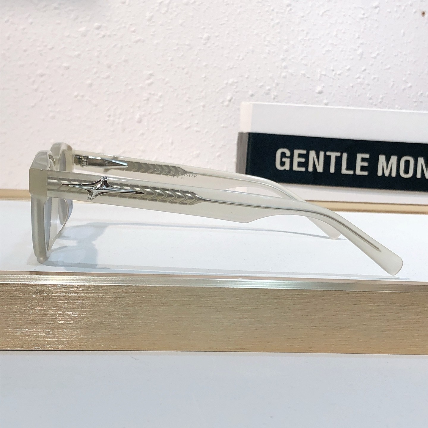 Gentle Monster VON Round Sunglasses Ivory Frame Blue Lenses Size 46-24-147