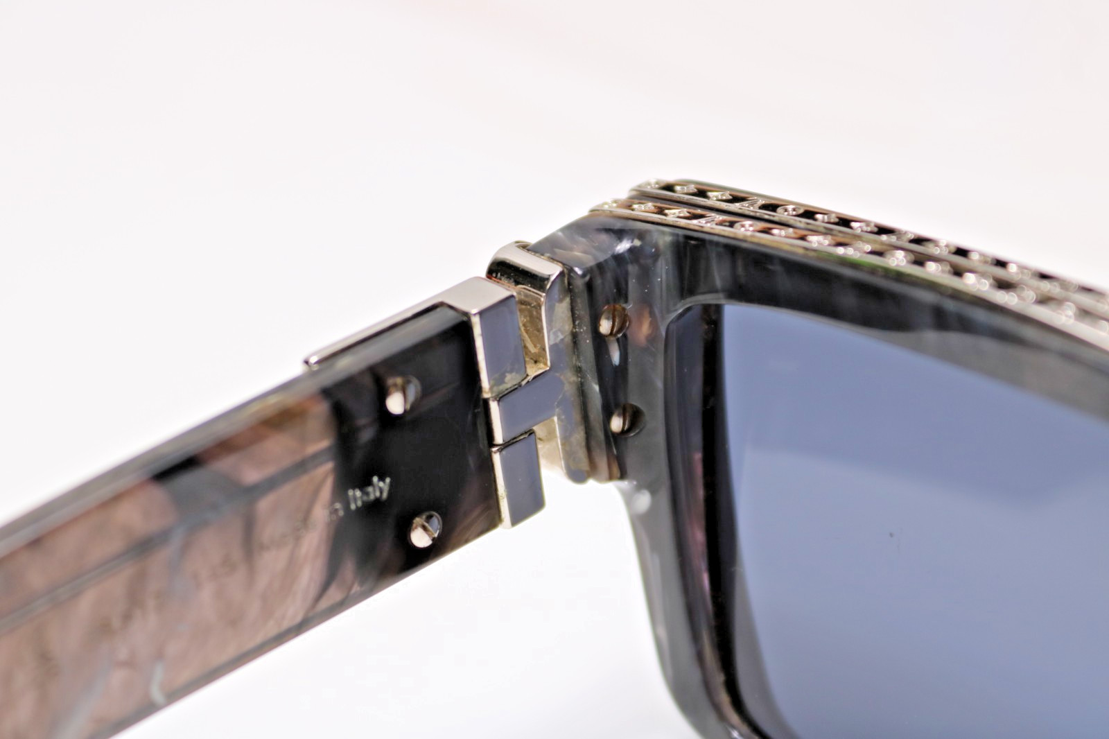 Louis Vuitton LV 1.1 Millionaires Sunglasses Gris Marble Z1326W – Grey w/Box
