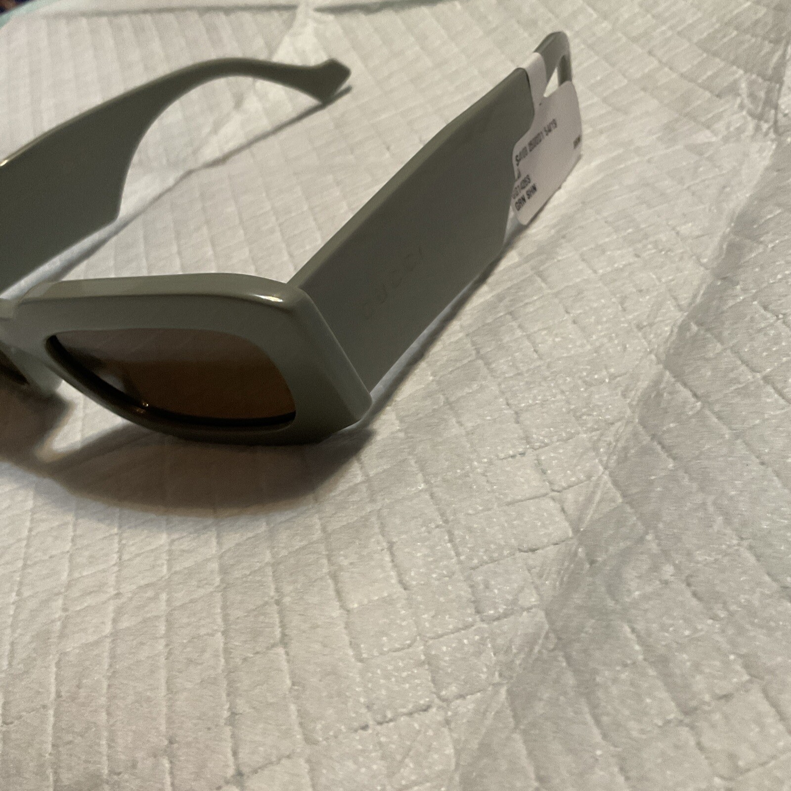 GUCCI GG1426S-001. 0GC002108 250001 54/19GucciGG1426S GRN SHN