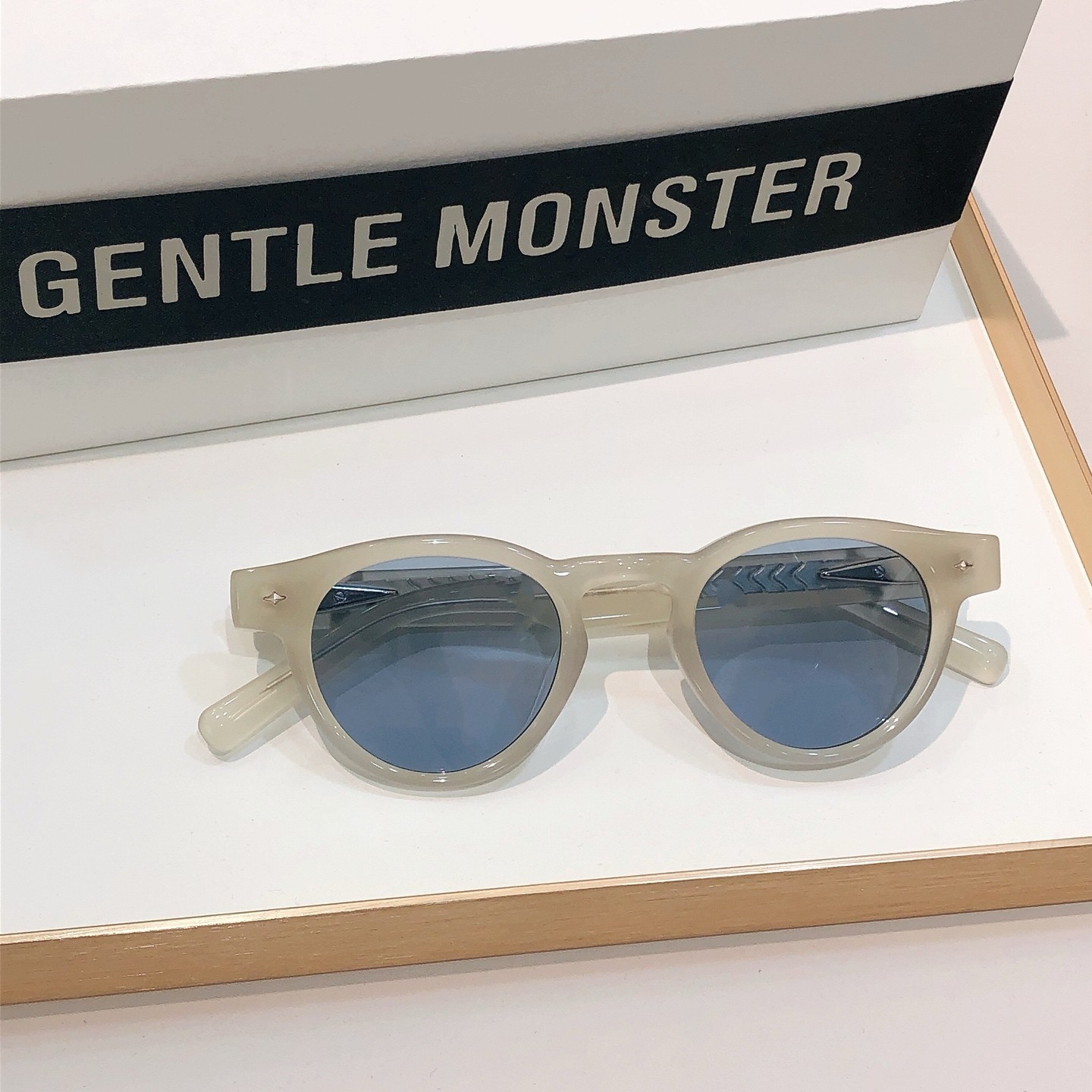 Gentle Monster VON Round Sunglasses Ivory Frame Blue Lenses Size 46-24-147