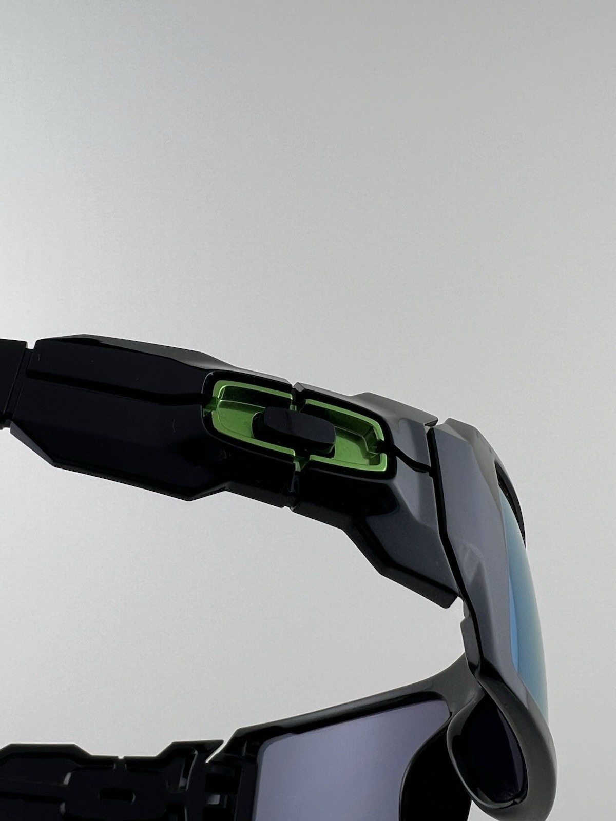 Oakley Oil Rig Polished Black Frame Emerald Iridium Lens Metallic Green Icons