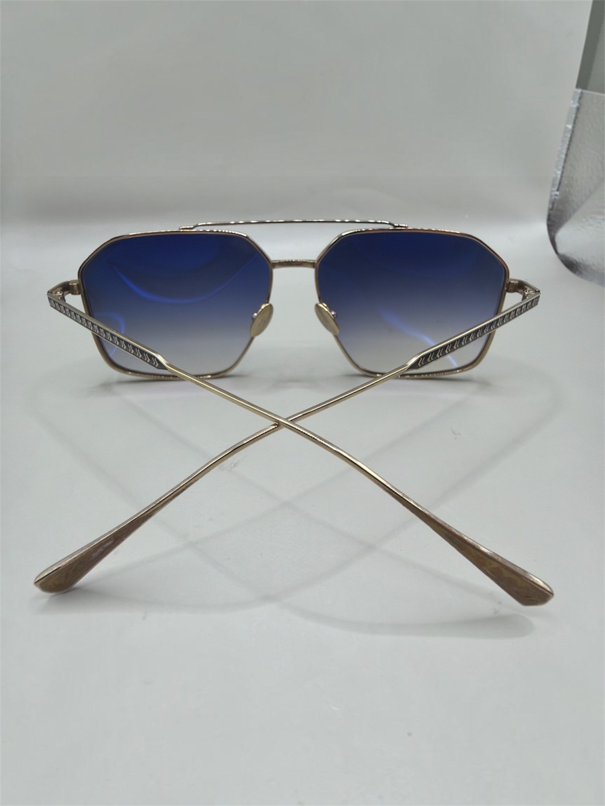 John Varvatos Men’s Navigator/Aviator-Style Sunglasses, Gold (SJV563)