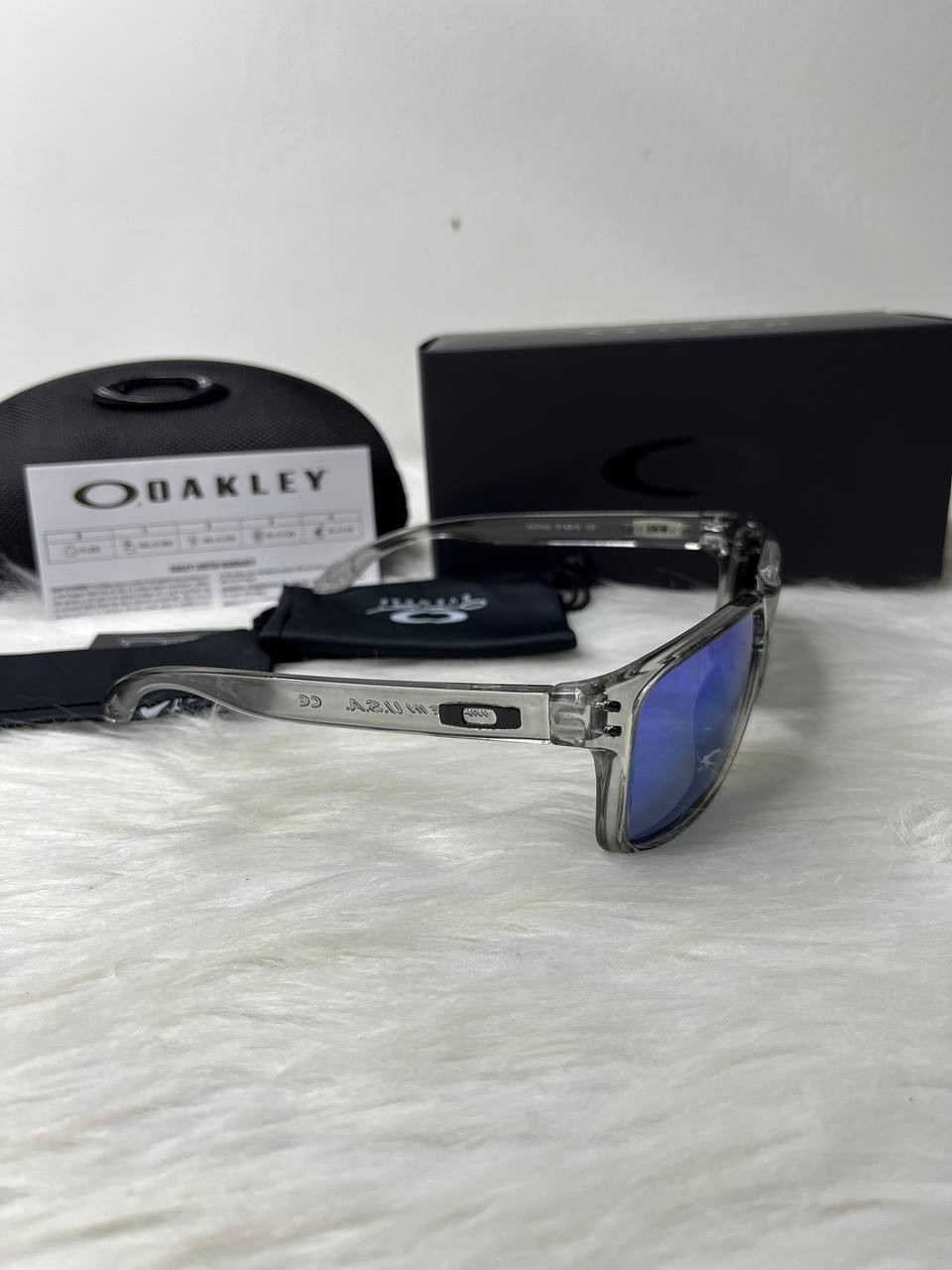 Oakley Holbrook Sunglasses Grey Smoke Crystal Frame Blue Polarized Lens UV