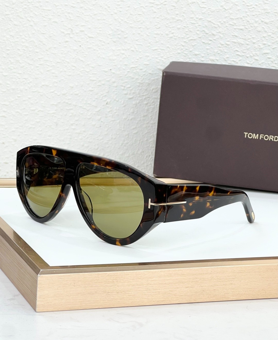 Tom Ford TF1044 62-12-140 Oversized Shield Cat-Eye Sunglasses