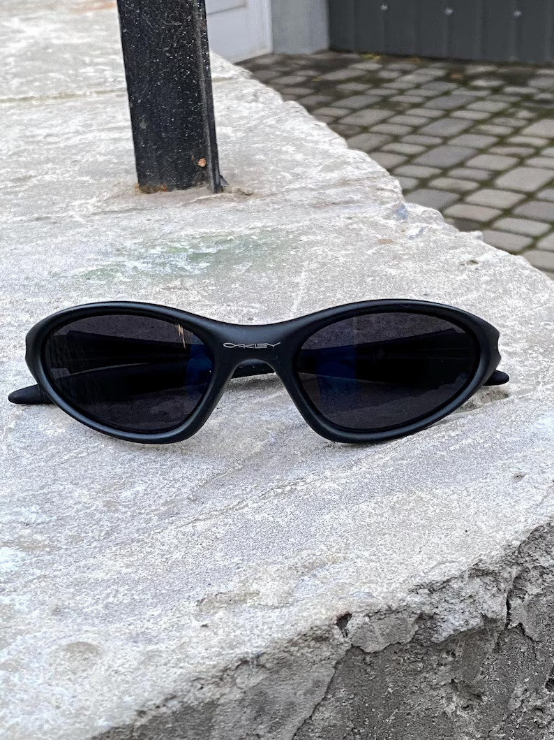 Retro Oakley Minute 1.0 Polarized Sunglasses Black Frame Black Lenses