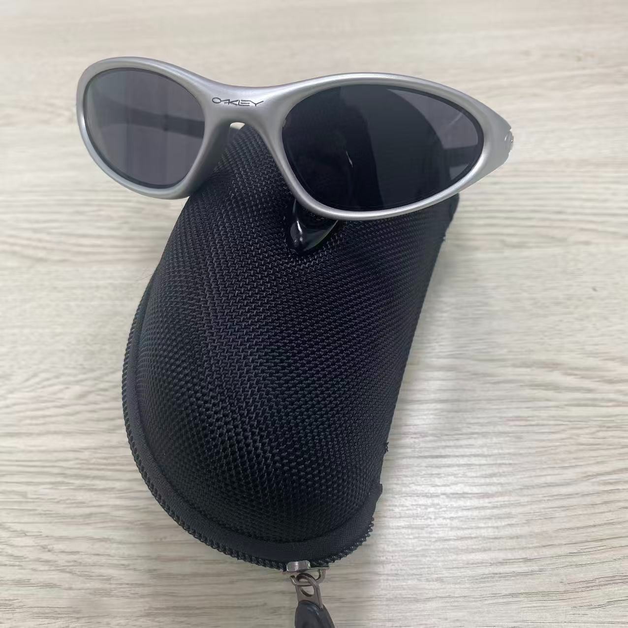 Retro Oakley Minute 1.0 Polarized Sunglasses Sliver Frame Dark Lenses Original