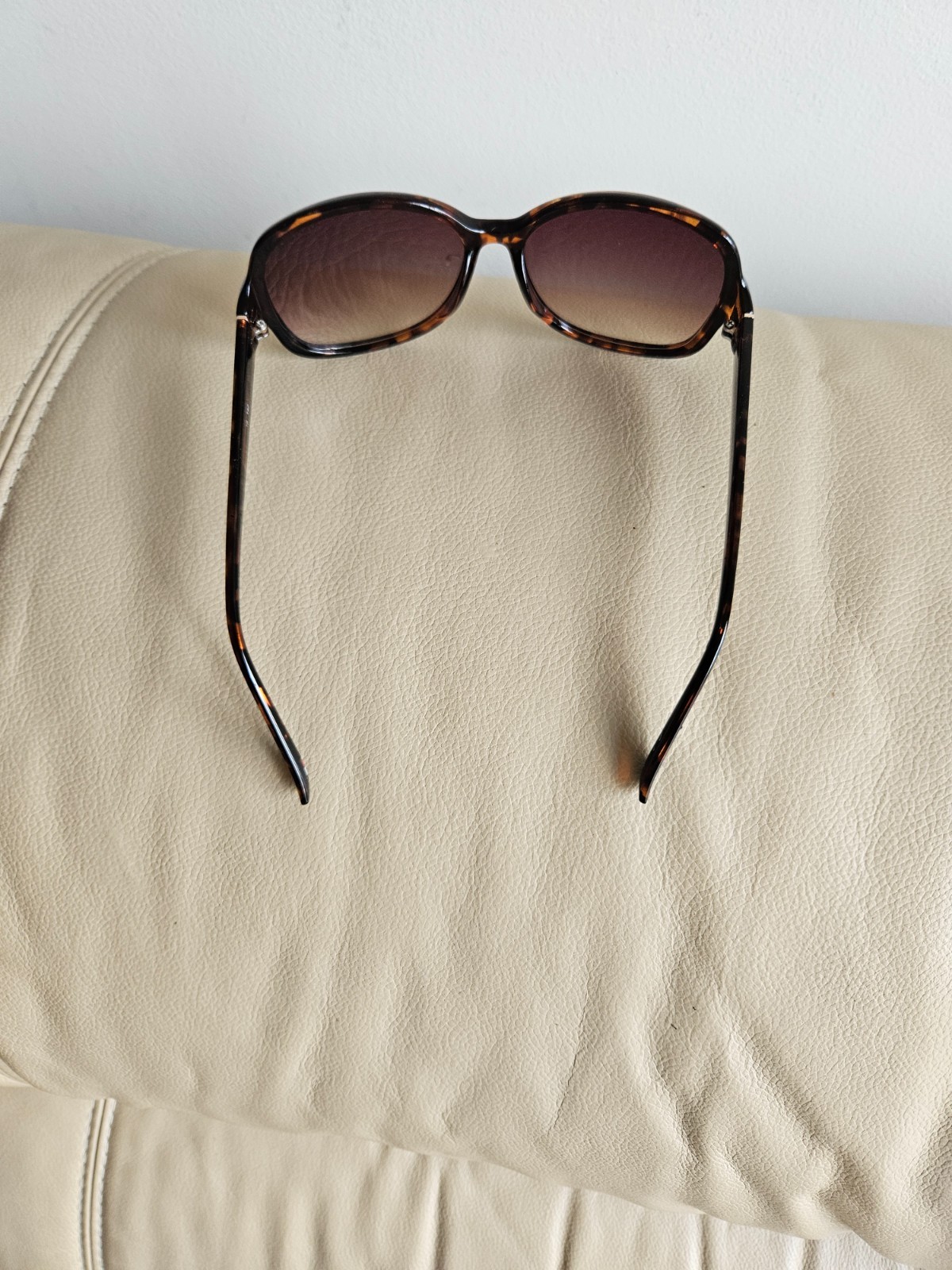 HILFIGER SUNGLASSES – MEASUREMENTS: BROW 5 INCHES. BRIDGE 0.5 INCHES. LENS 2.25