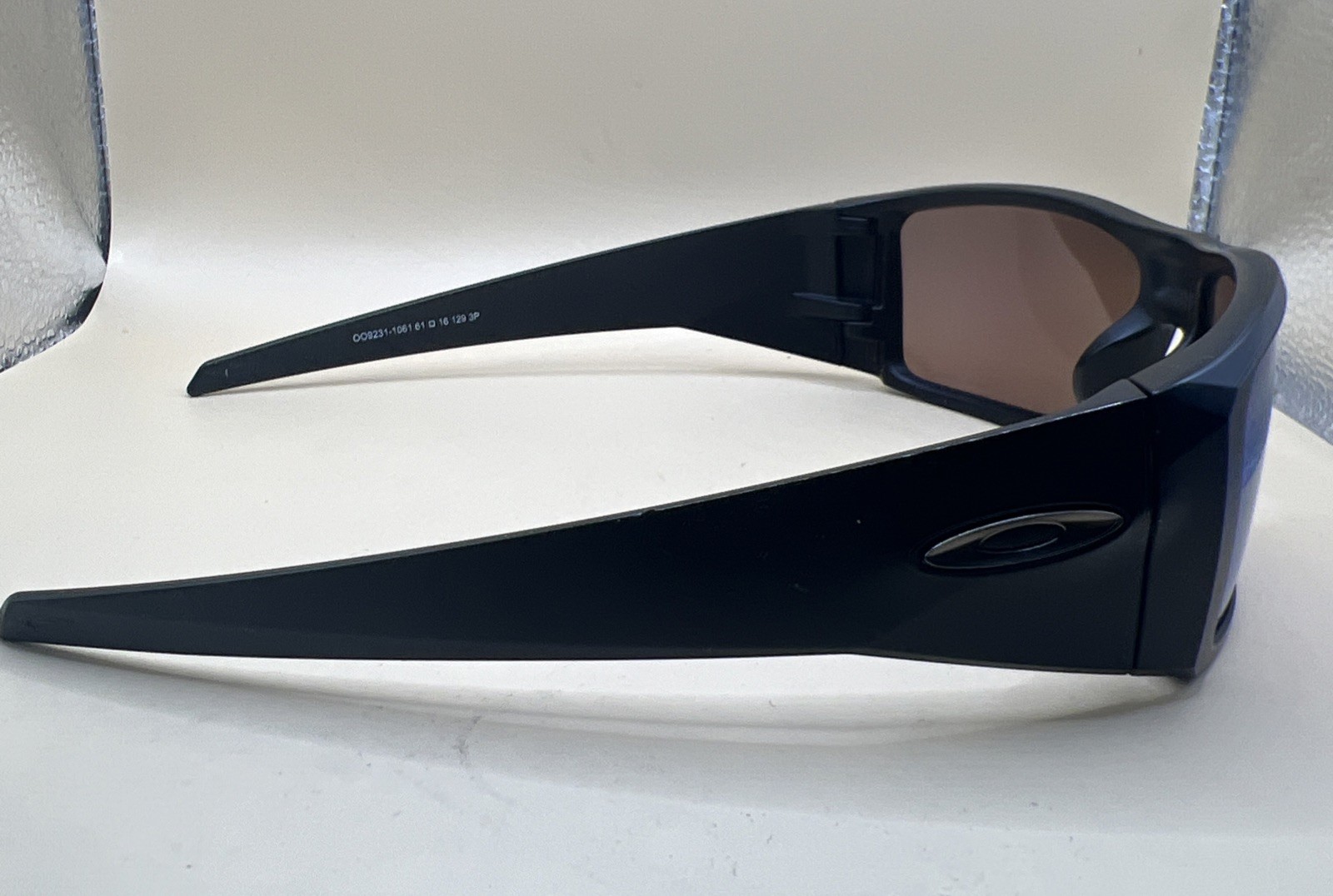 Oakley Heliostat OO9231-1061 Sunglasses. 129mm Temple. 43.5mm Lens Height.