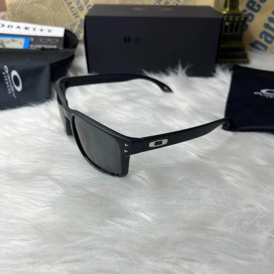 Oakley Holbrook Sunglasses Matte Black Frame Polarized Black Lens UV400 New