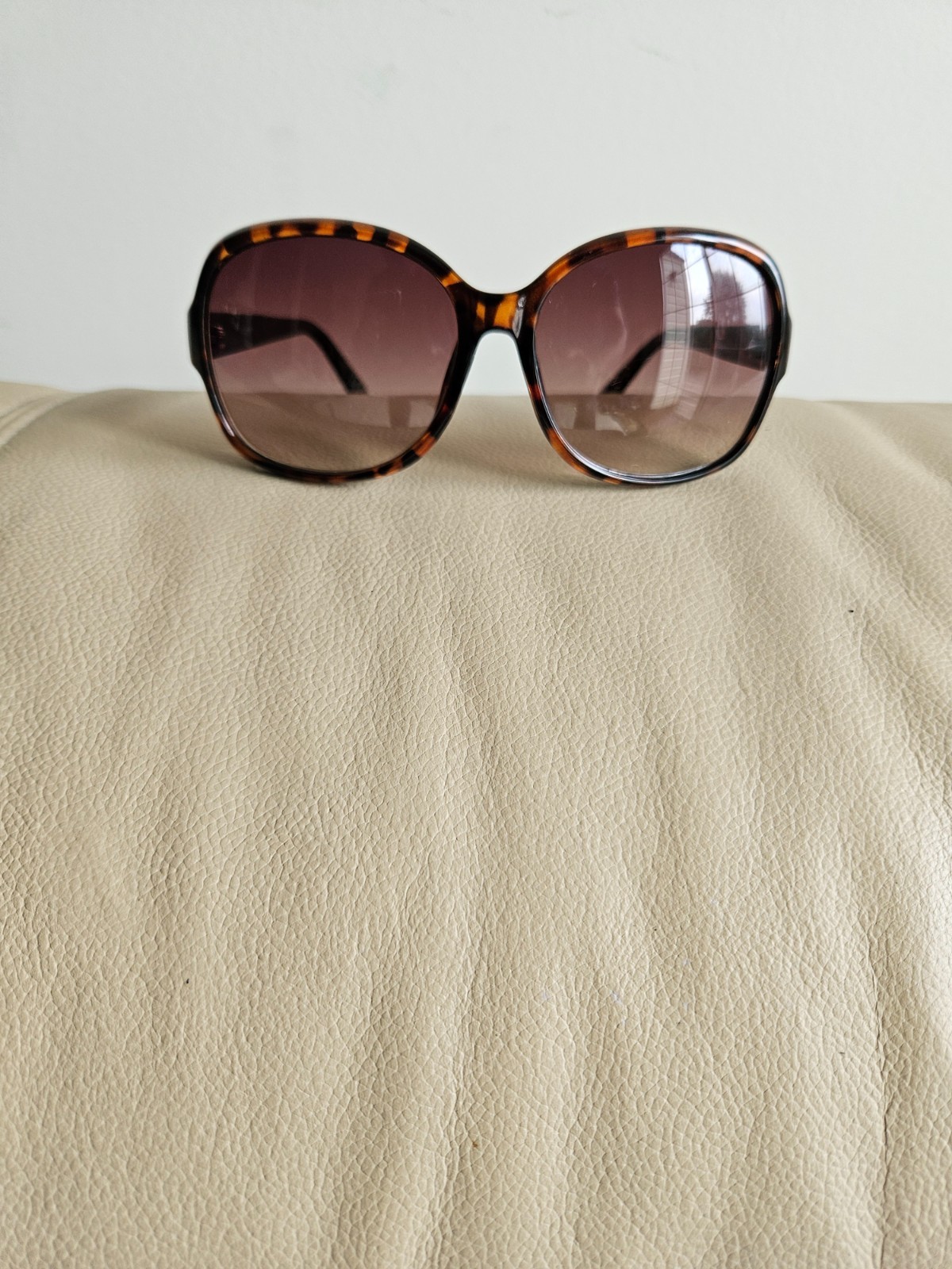 HILFIGER SUNGLASSES – MEASUREMENTS: BROW 5 INCHES. BRIDGE 0.5 INCHES. LENS 2.25