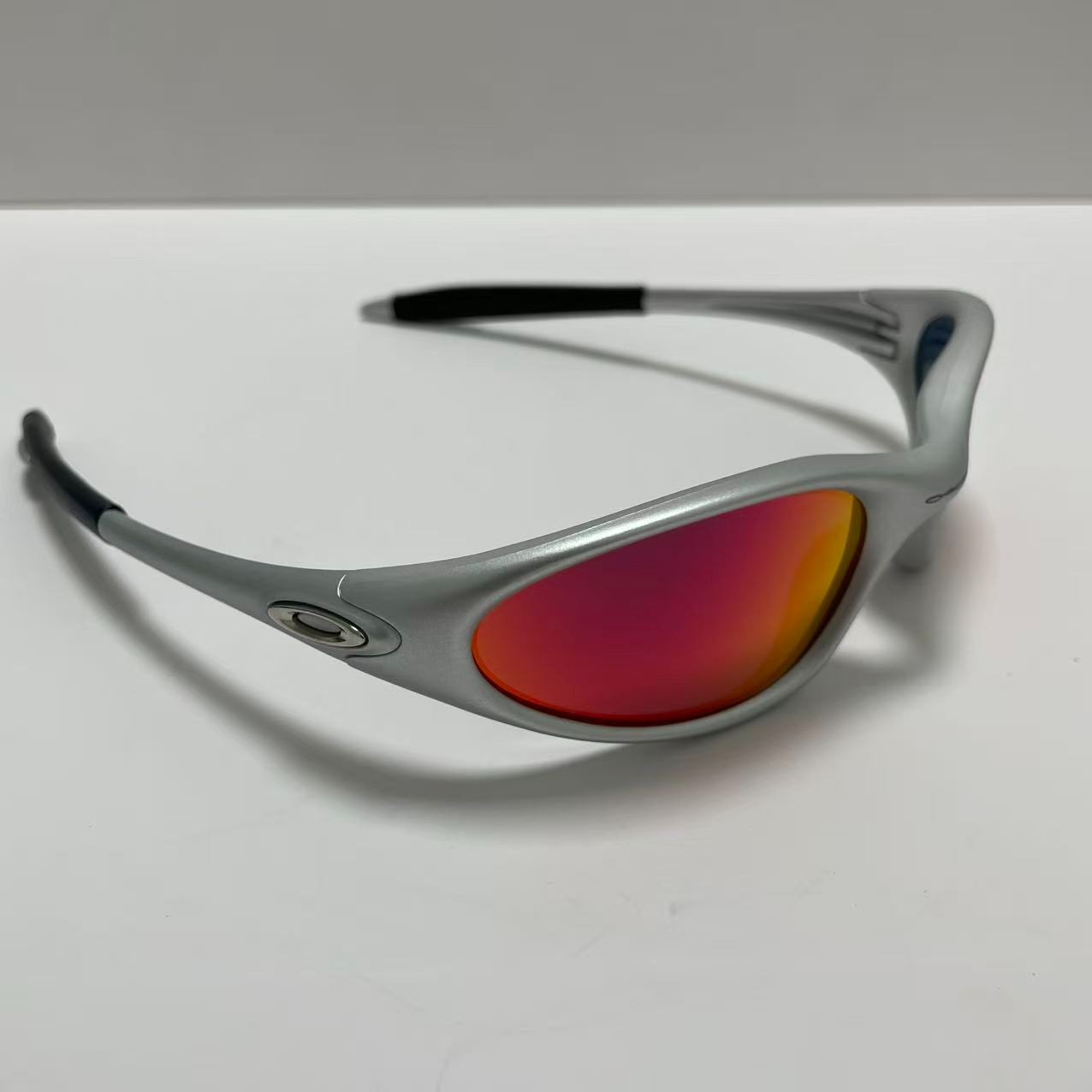 Retro Oakley Minute 1.0 Polarized Sunglasses Sliver Frame Ruby Lenses Original
