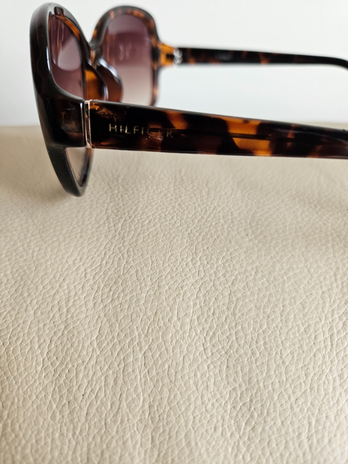 HILFIGER SUNGLASSES – MEASUREMENTS: BROW 5 INCHES. BRIDGE 0.5 INCHES. LENS 2.25