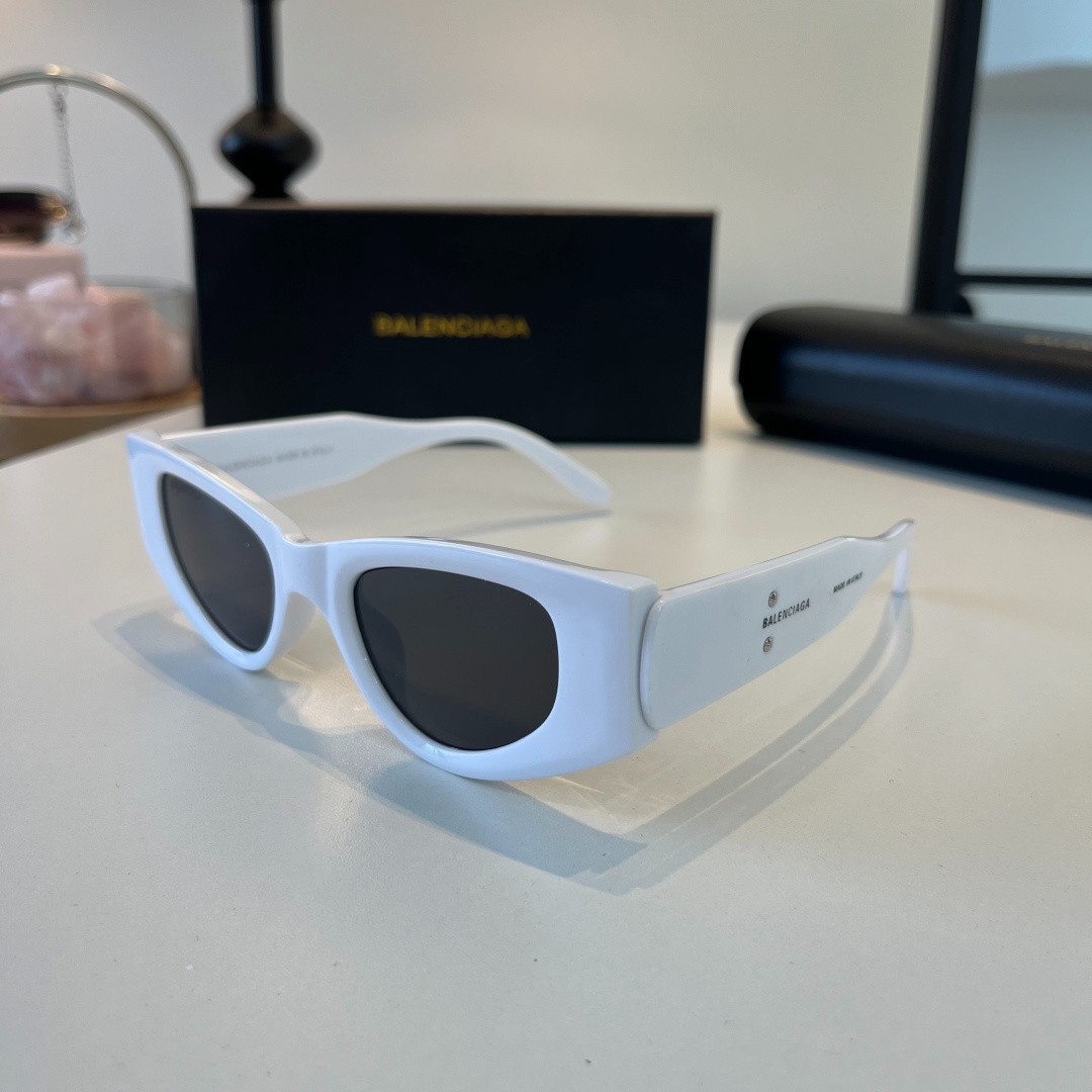 BALENCIAGA Cat Eye Sunglasses White Frame Grey Lens Model:BB2307 47□21-146