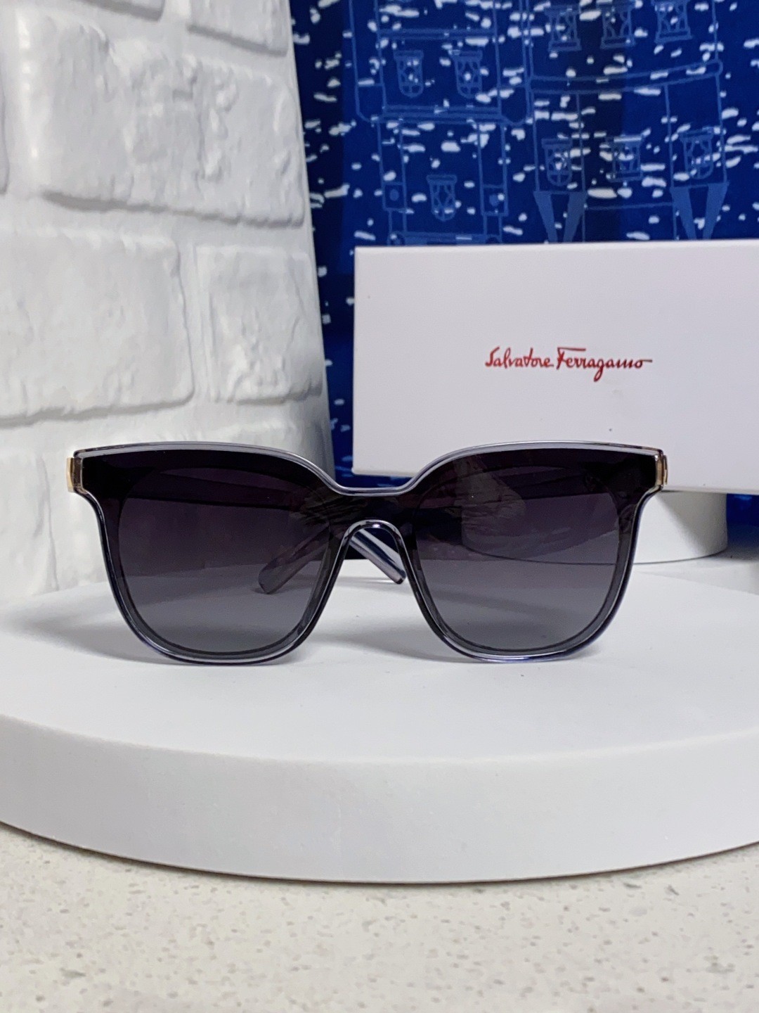 Salvatore Ferragamo Unisex Sunglasses Model: SF1073S Size: 54 □ 17 – 140