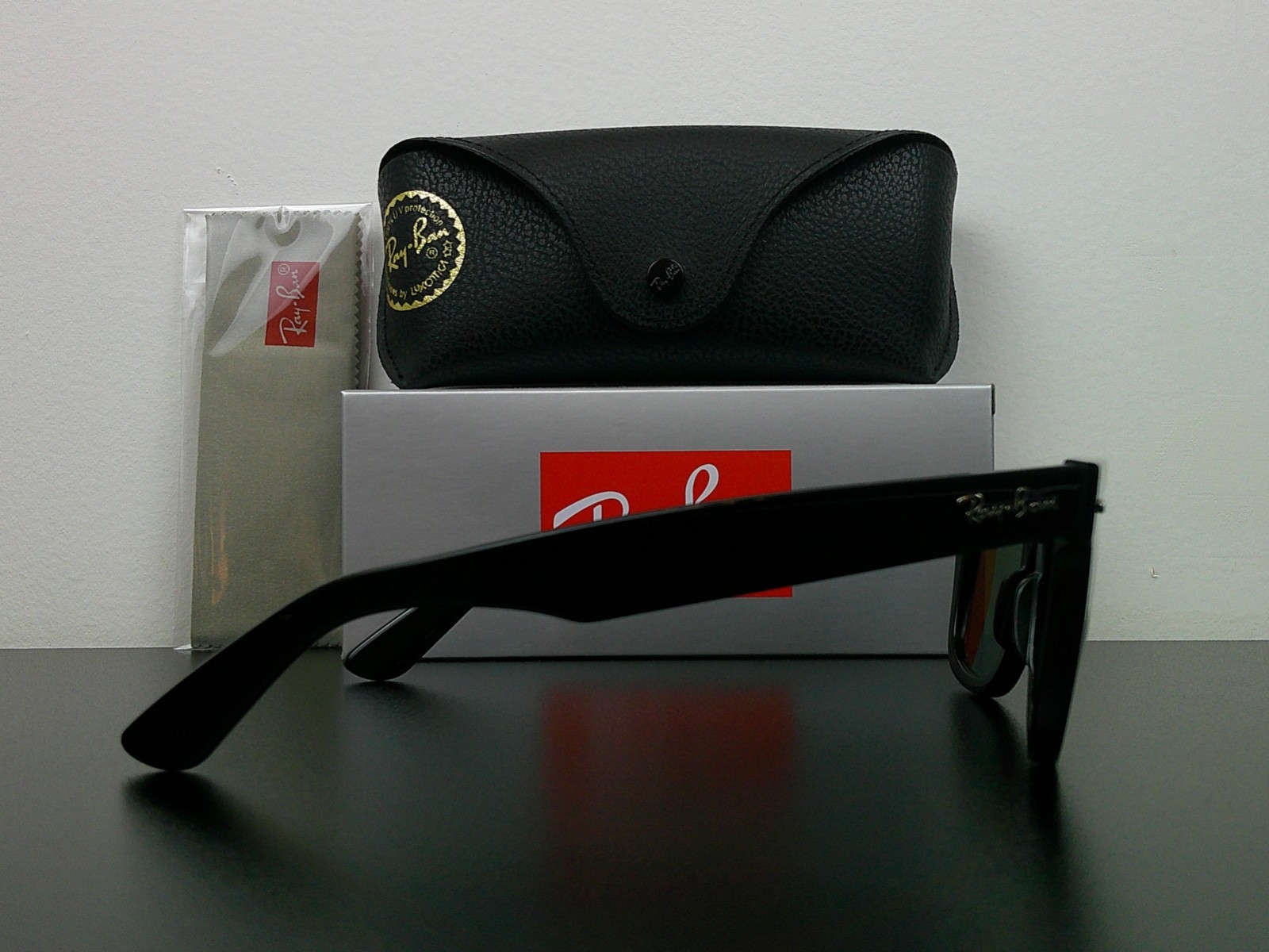 Ray-Ban RB2140 Original Wayfarer Classic Sunglasses Black G-15 50mm Never Worn