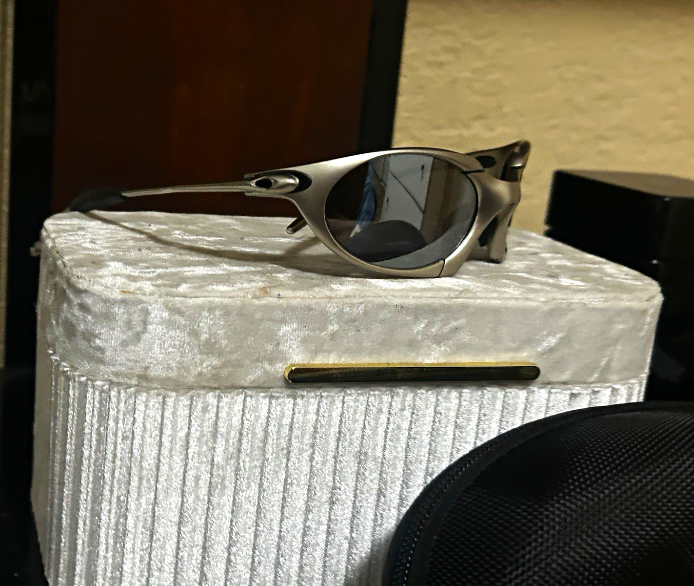 Oakley Men’s Wrap Sunglasses Silver Metal Frame Gray Mirrored Plastic Lens
