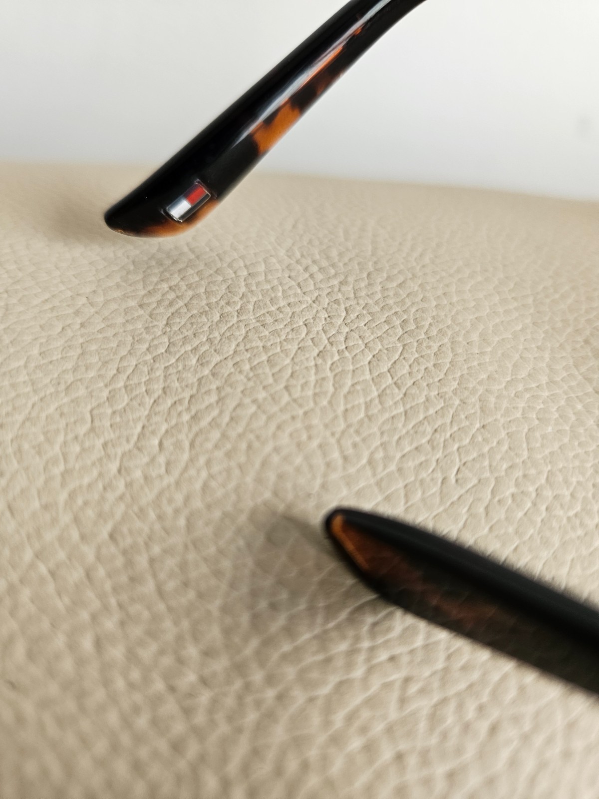 HILFIGER SUNGLASSES – MEASUREMENTS: BROW 5 INCHES. BRIDGE 0.5 INCHES. LENS 2.25
