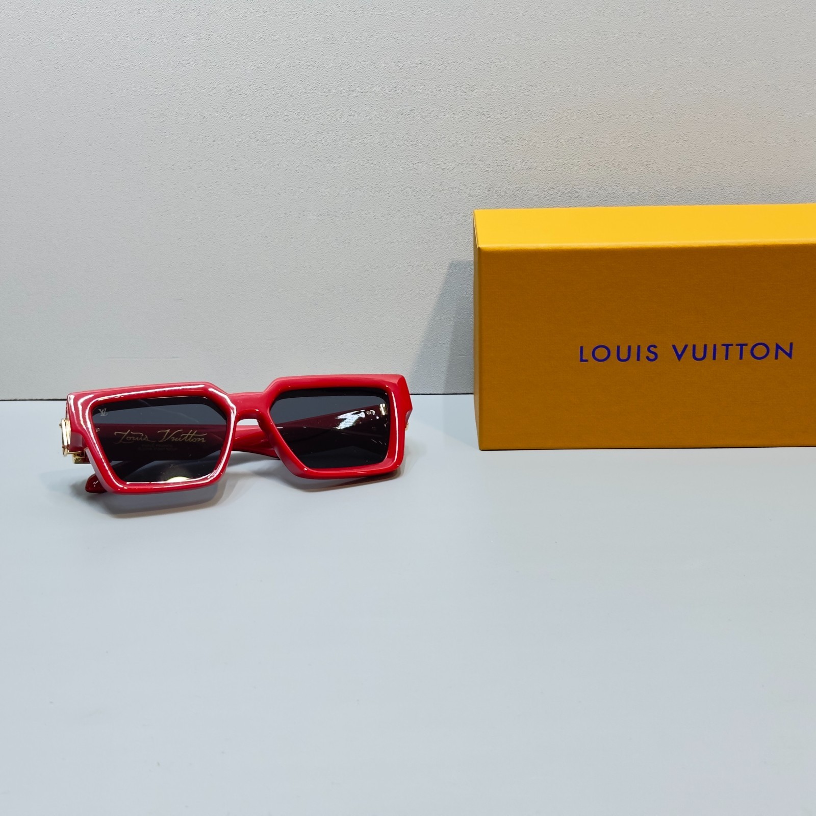 Louis Vuitton Z1165W Sunglasses Red Frame Gray Lens Gold Detail New Box