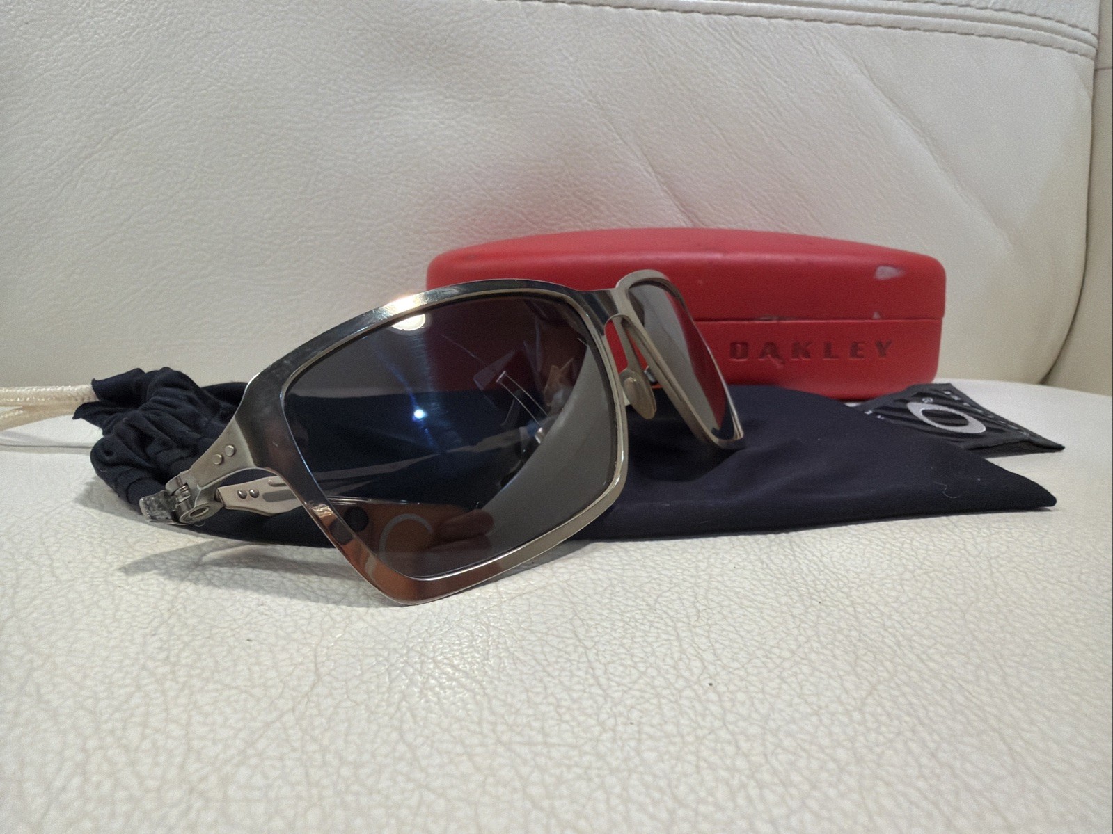 Oakley Tincan Polarized Sunglasses AS SEEN SEE PHOTOS AND DETAILS