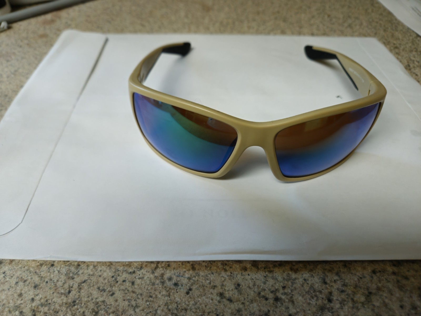 Costa Del Mar REEFTON. Sand Frame with Green Glass Lens. Polarized. Worn Once.