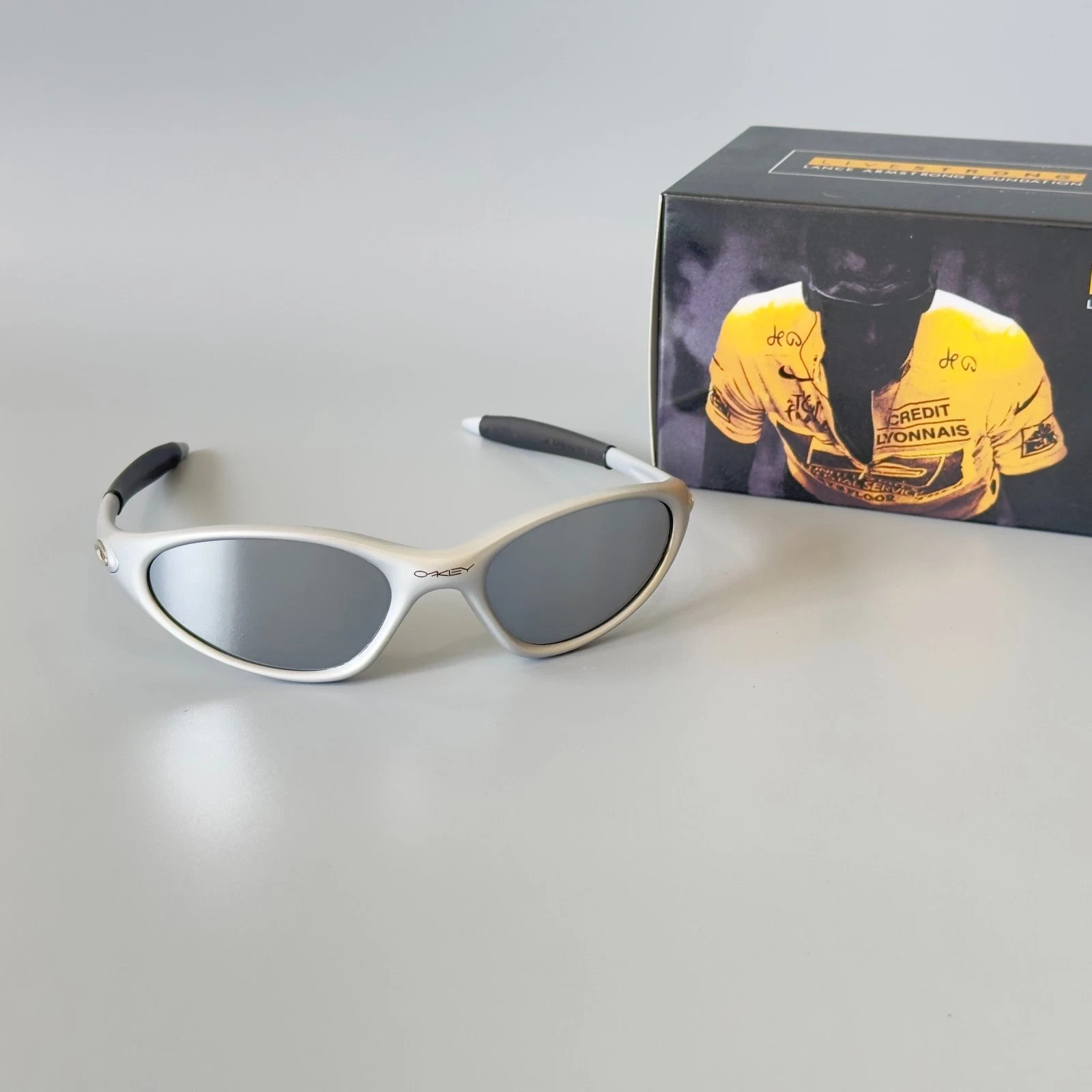 Vintage Oakley Minute Gray Sunglasses Gorpcore Outdoor Y2K hype plate