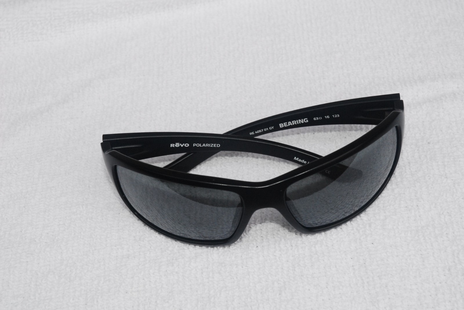 REVO RE 4057 01 BL 63-16 BEARING BLACK MIRROR POLARIZED SPORT WRAP SUNGLASSES