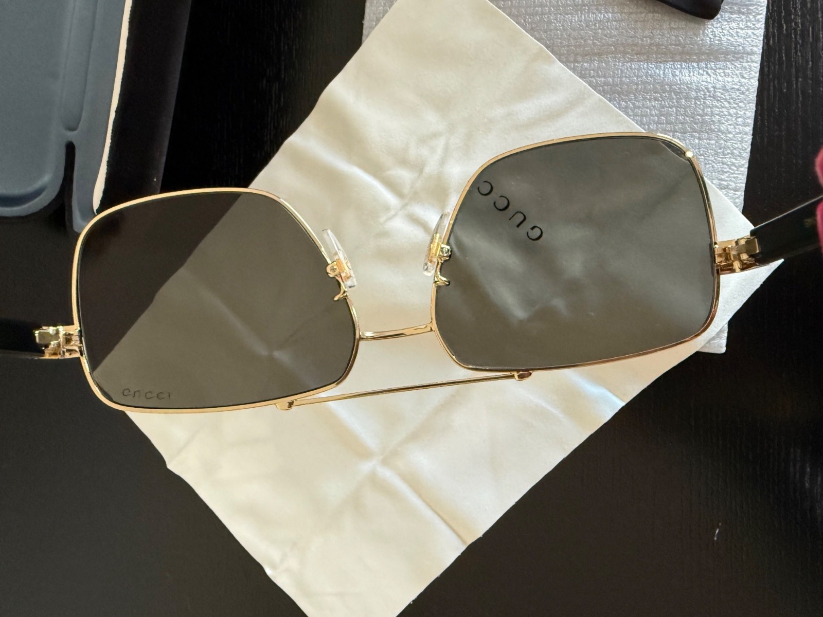 Gucci GG0529S 001 Sunglasses Never Worn Gold Metal Pilot Frame Square Glasses