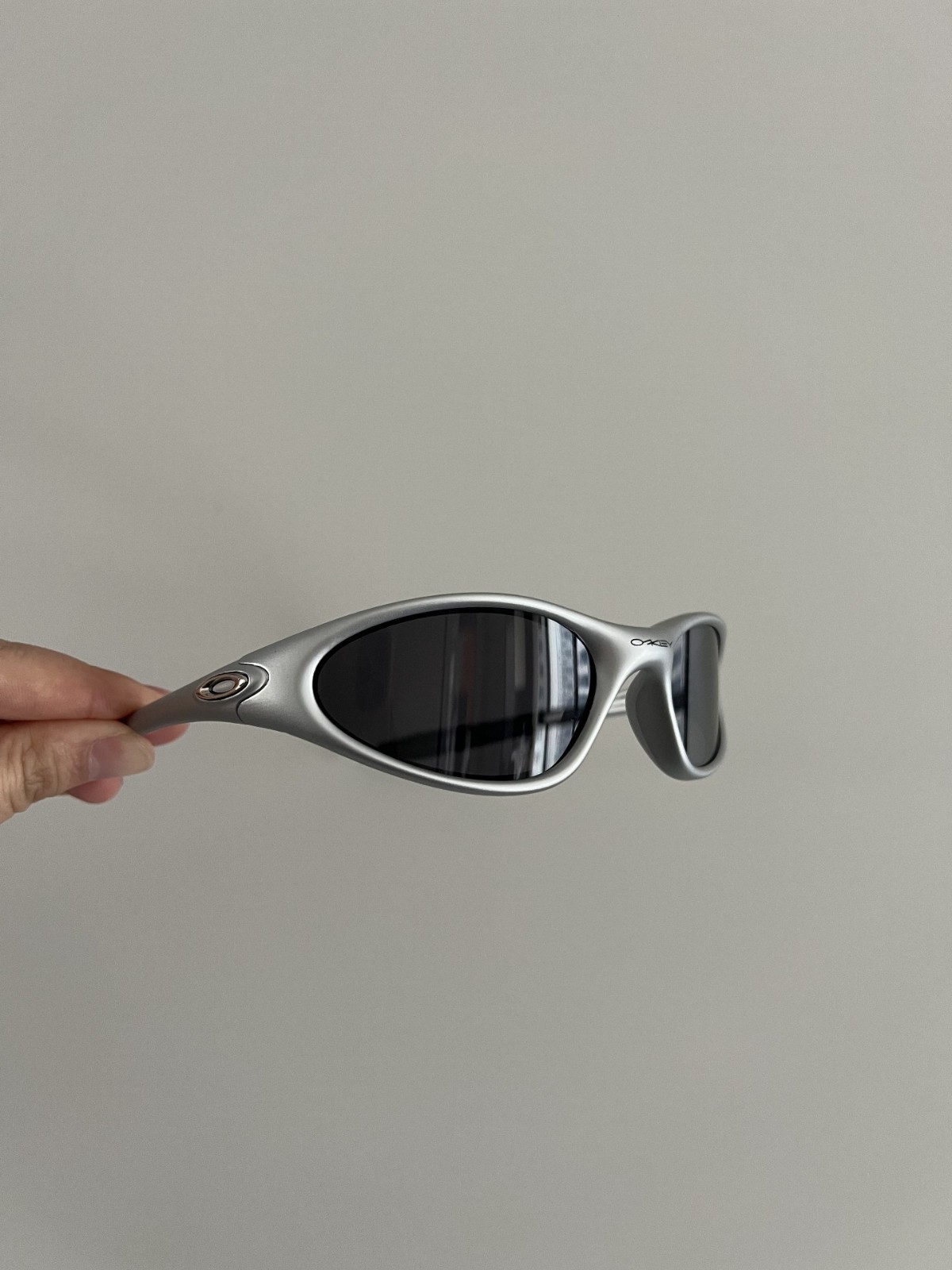 Vintage Oakley Minute Gen1 Lightweight Sunglasses Silver Frames Black Lenses