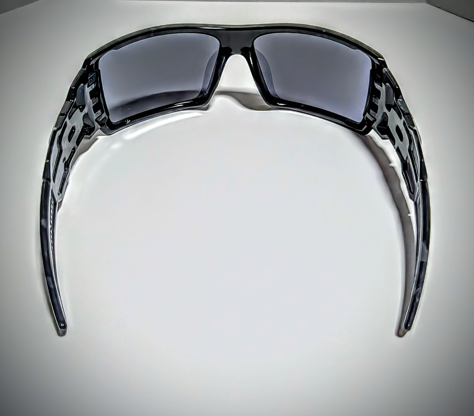 Shadow Camo Oakley Oil Rig Sunglasses w/ Smoke Polarized Lenses – MINT AUTHENTIC
