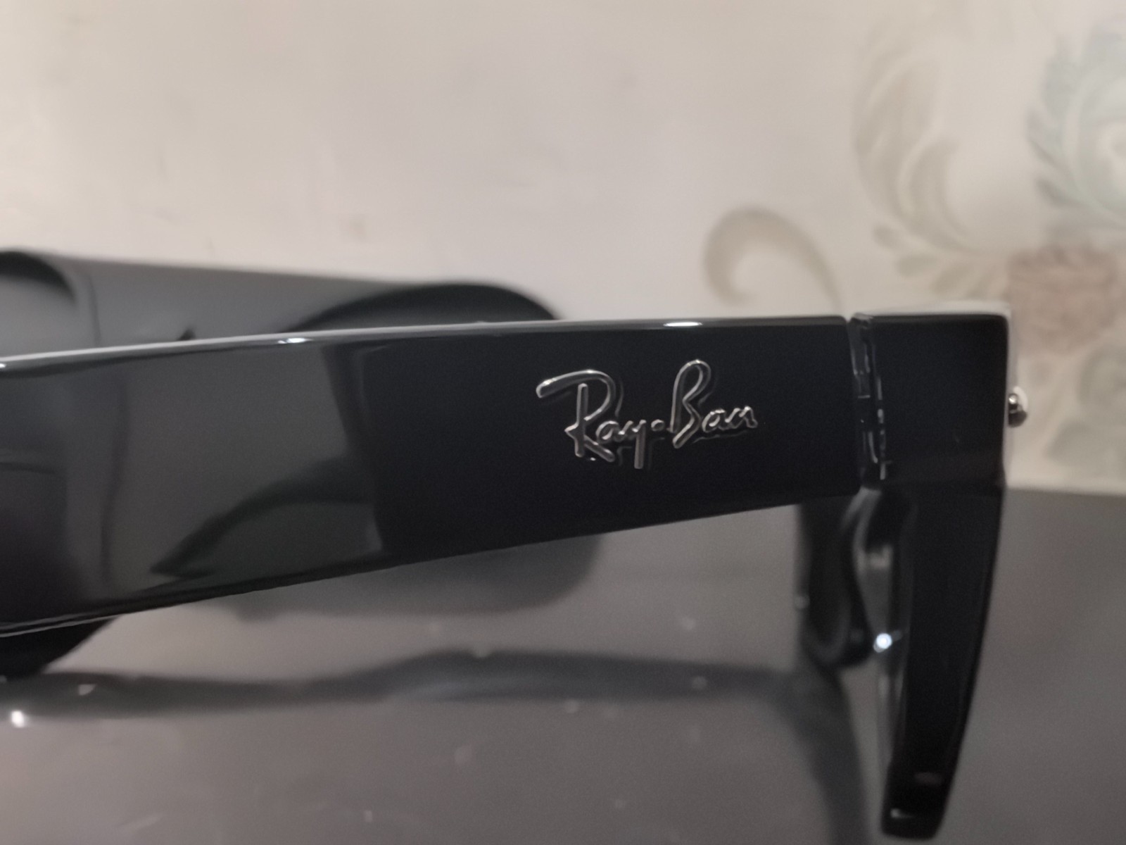 Ray-Ban New Wayfarer Unisex Sunglasses RB2132 Black Frame G-15 Green Lens 55-18