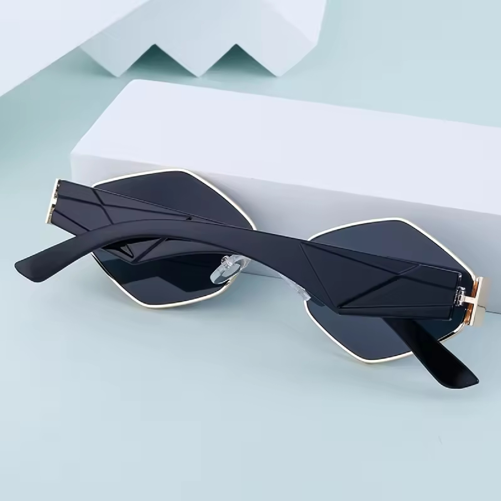 Sunglasses Unisex Polarized UV400 Lenses Vintage Style Metal Frame Diamond Shape