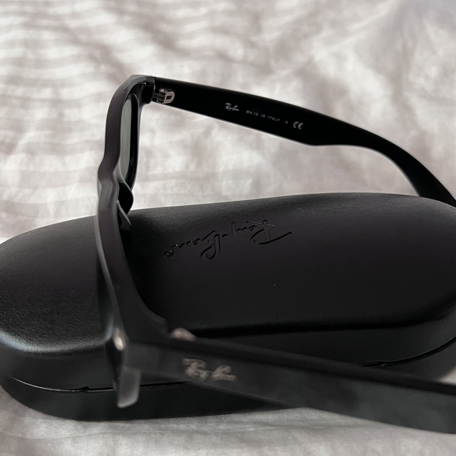 Ray-Ban RB2132 Men’s New Wayfarer Sunglasses (Case Included) [Pre-Owned – Good]