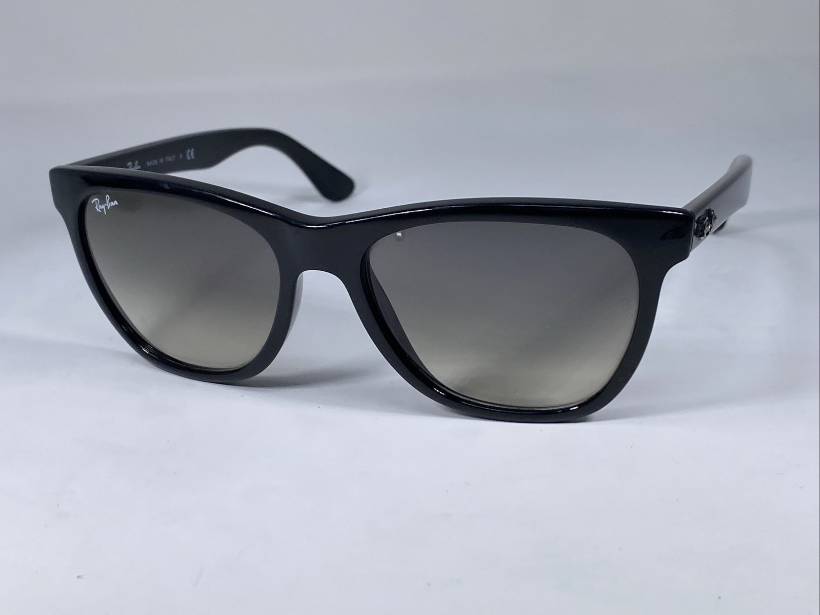 RAY-BAN RB4184 601/32 Italy Glossy Black Sunglasses 54-17mm