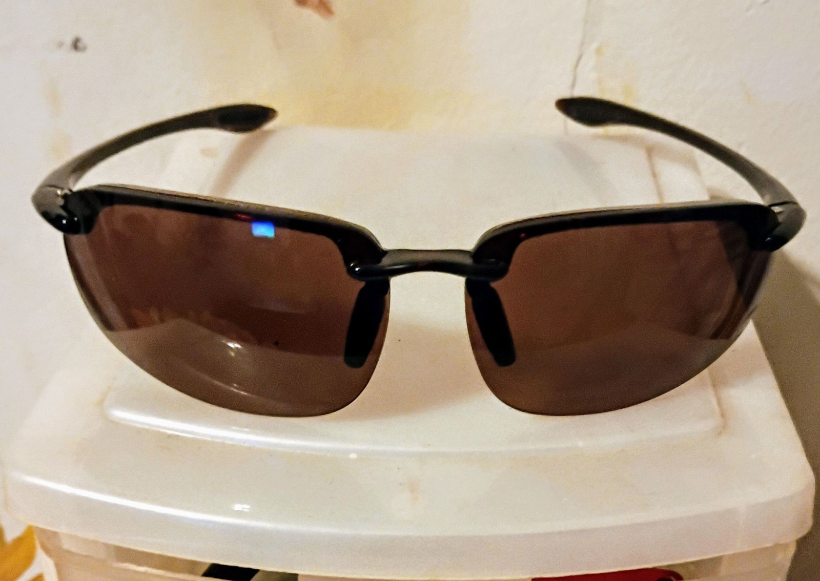 Men’s Lightweight Wrap Sunglasses Black Plastic Frame Brown Tinted Lenses