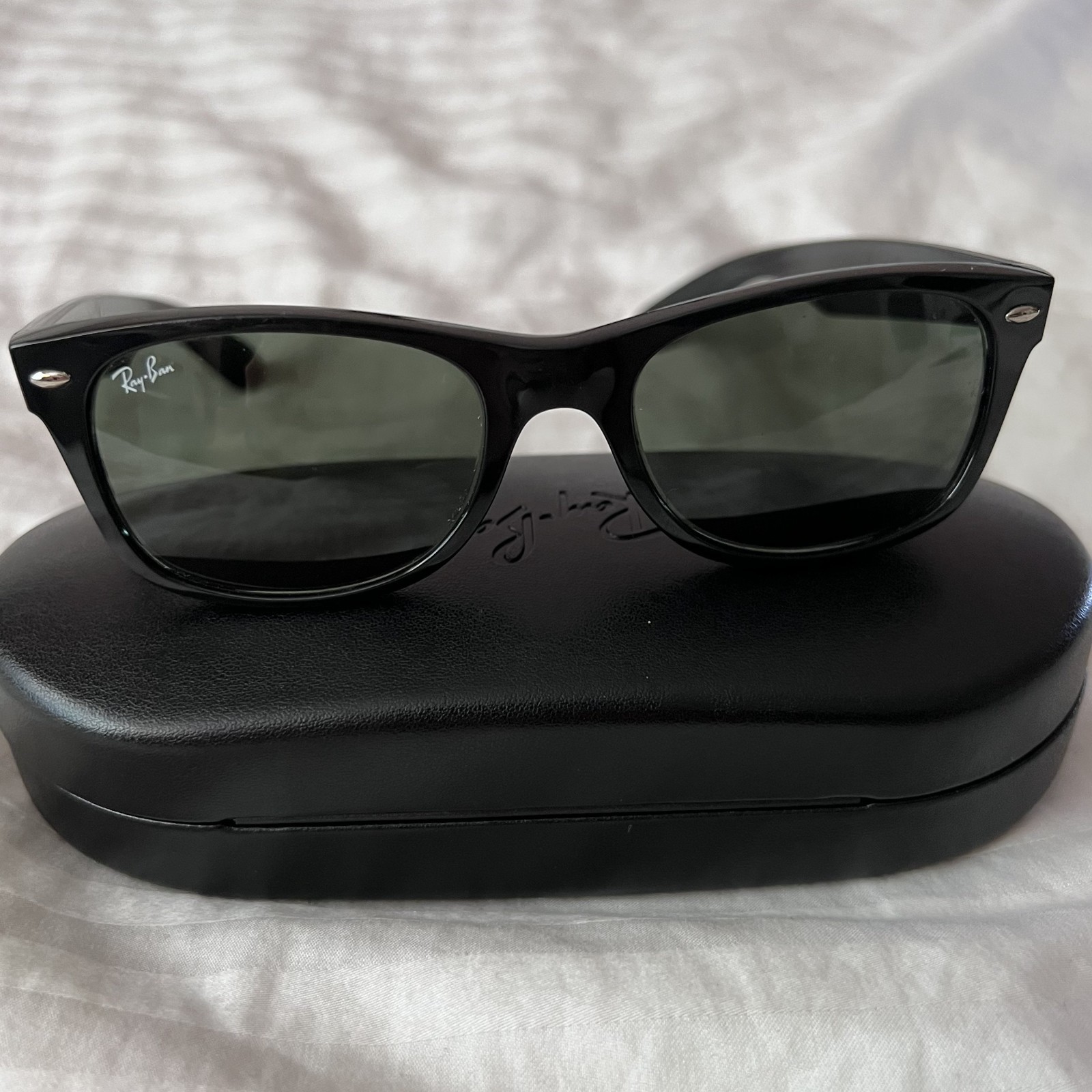 Ray-Ban RB2132 Men’s New Wayfarer Sunglasses (Case Included) [Pre-Owned – Good]