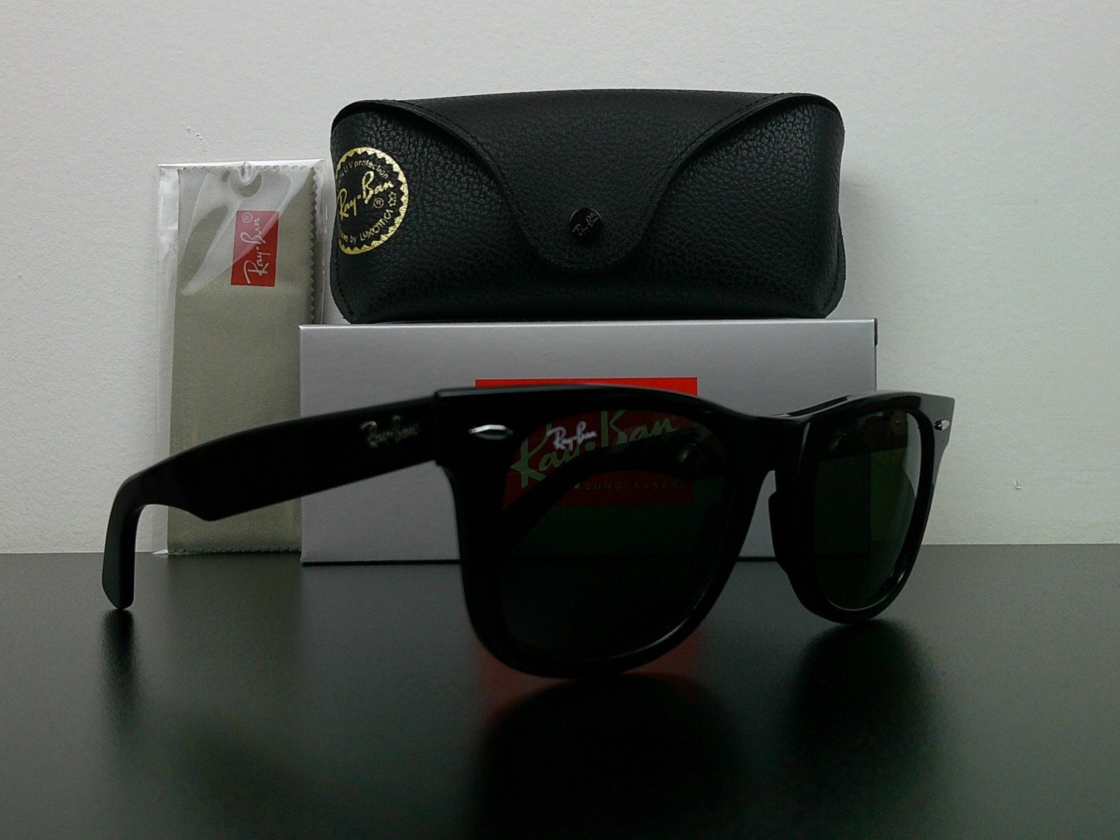 Ray-Ban RB2140 Original Wayfarer Classic Sunglasses Black G-15 50mm Never Worn